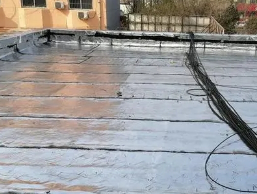 乌什卫生间漏水维修公司分享下乌什屋面楼顶防水刚性防水层施工要点。